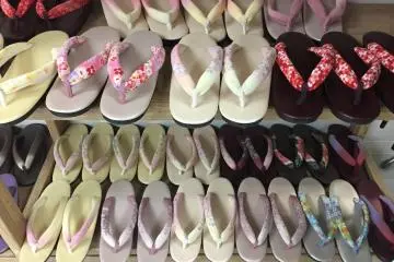 On assortit les geta à la couleur du kimono.