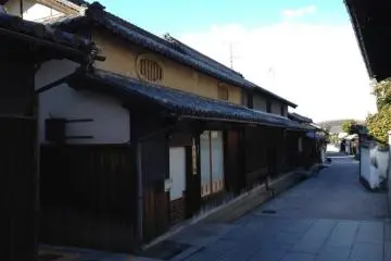 <p>ยากาทาบุเนะอายุ 140 ปีปัจจุบันเป็น B&amp;B บนเกาะฮอนจิมะ</p>