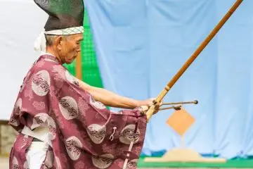 The second arrow is held between the pinky and ring fingers while the first is fired
