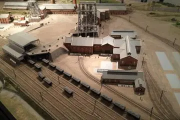 Une maquette de la Mine de Charbon de Manda. Autrefois, une voie ferrée s'étendait jusqu'à un port.