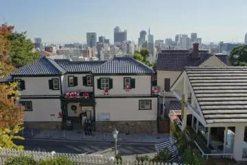 Santa Claus in front of the backdrop of the city of Kobe