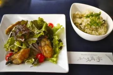Tiram tumis dengan salad dan nasi tiram