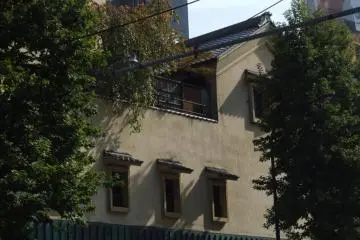 Ichiro peeking from his billboard over the trees at Gonpachi