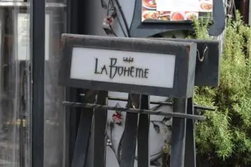 Plang luar ruang dari Cafe La Boheme