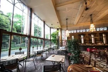 Jendela-jendela besar membuat pencahayaan alami serta menyajikan pemandangan taman Shinjuku-Gyoen