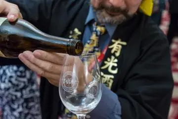 The correct way to serve: two hands hold the bottle, right hand on top (Photo: <a href="http://www.richardwilding.com/" target="_blank" rel="noreferrer noopener nofollow">Richard Wilding</a>)