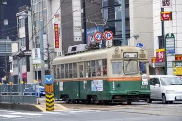 Tram stations are located in the center of busy street intersections. (Photo: <a href="http://www.gethiroshima.com" target="_blank" rel="noreferrer noopener nofollow">gethiroshima</a>)