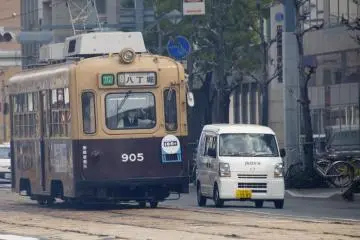 Retro trams are the same shape as a mini-car, just a little bigger (and a lot heavier). (Photo: <a href="http://www.gethiroshima.com" target="_blank" rel="noreferrer noopener nofollow">gethiroshima</a>)