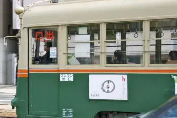 You can spot the friendly drivers at the front, they will return a wave if you make eye-contact. (Photo: <a href="http://www.gethiroshima.com" target="_blank" rel="noreferrer noopener nofollow">gethiroshima</a>)