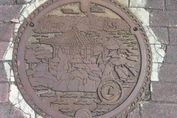 The Japanese word for manhole cover is マンホール蓋