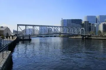 One of the bridges connecting to Tennozu Isle