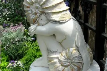 Beautiful combination of sculpture and flowers
