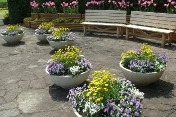 There are many places to sit down and rest