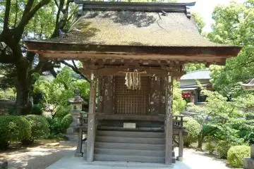 Shrine between the bridges