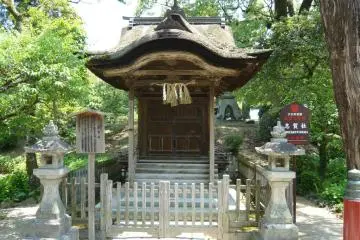 Shrine between the bridges