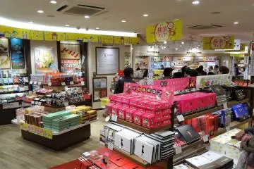 ภายในร้านจุเต็มไปด้วยสินค้านานาชนิด