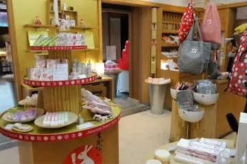 ภายในร้านจุเต็มไปด้วยเครื่องประทินผิวนานาชนิด 