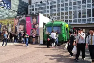 นอกจากฮะชิโกะและห้าแยกชิบุยะแล้ว ตรงมุมนี้ยังมี "กบเขียว" หรือ "Green Frog"  