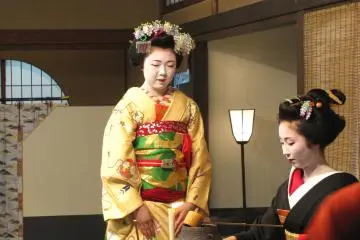Maiko making tea for the guests