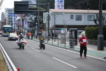 <p>Apr&egrave;s 2 km de course, le coureur No. 7281 a l'air &eacute;puis&eacute; mais il est maintenu dans les rangs par les v&eacute;hicules d'assistance</p>