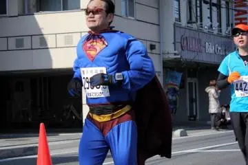 <p>Superman fait une plut&ocirc;t bonne performance malgr&eacute; son costume, loin d'&ecirc;tre id&eacute;al pour courir</p>