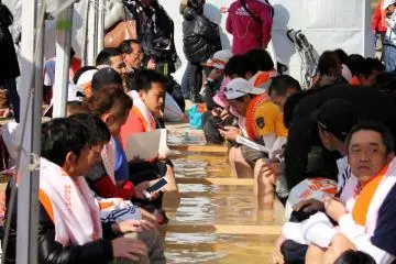 <p>Dans le parc du chateau, les coureurs &eacute;puis&eacute;s reposent leurs pieds dans des bassins d'eau chaude</p>