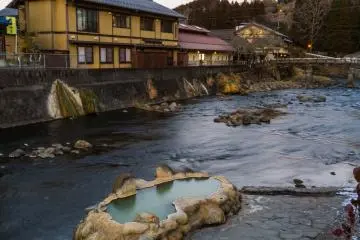 Le Gani-yu, ou Bain du Crabe, se trouve dans le lit de la rivière Seri
