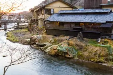 Le Daimaru Ryôkan, avec des tuyaux de débordement déversant des minéraux colorés sur la berge