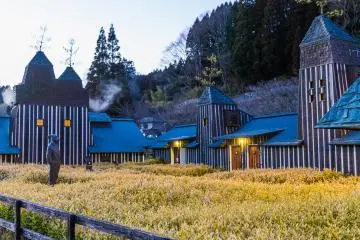 La cour du Ramune Onsen à la tombée de la nuit