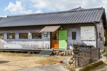 Une galerie faisant face au Ramune Onsen dans laquelle on trouve des ceramiques et des bijoux