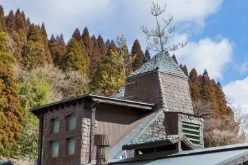 Toits pointus et arbres au Ramune Onsen