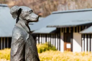 La célèbre statue du chien debout au Ramune Onsen