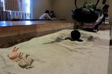 The charcoal pit in the center is cutely decorated with clay models