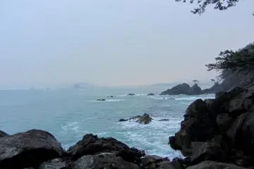 ชายฝั่งทะเลนี้สวยงดงามมาก และมีหิมะตกในฤดูหนาวอีกด้
