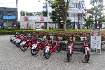 จักรยานให้เช่าจอดอยู่หน้าสถานีตรงทางออกทางทิศใต้ 