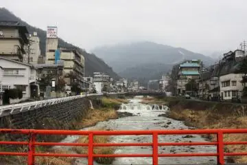 Onsen Shibu membentang sepanjang Sungai Yokoyugawa