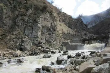 Jigokudani Yaen Koen penuh bebatuan