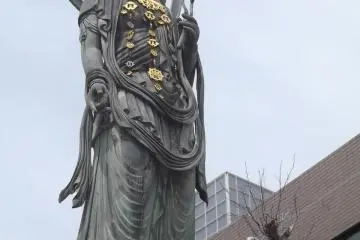 Patung Kannon yang tinggi sangat mengesankan