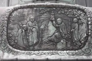 Detail dari bagian bawah Patung Kannon