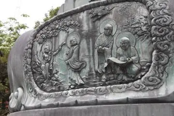 Gambar lain dari bagian bawah Patung Kannon