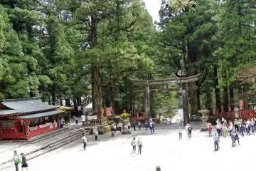 ลานอันกว้างใหญ่ของศาลเจ้า