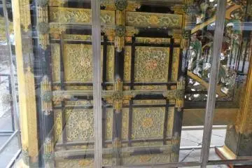 ลวดลายอันอ่อนช้อยของบานประตู