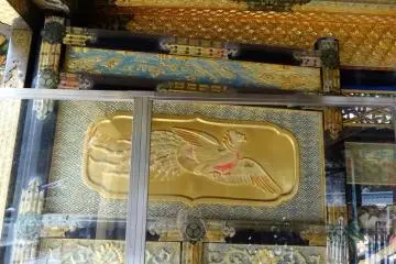 ลวดลายอันอ่อนช้อยของบานประตู
