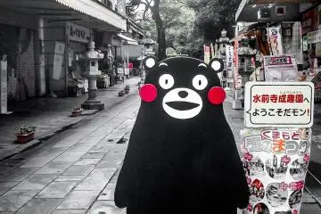 En marchant en direction de l'entrée du jardin, j'ai rencontré la célèbre mascotte de Kumamoto, "Kumamon"