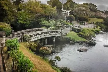 Les ponts aux motifs de saule et les chemins en gravier relient les différentes parties de ces jardins