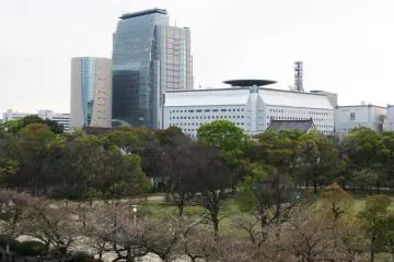 Pemandangan dari halaman Kastil Osaka