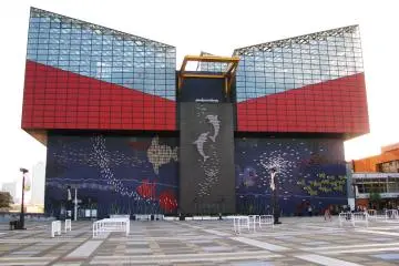 Bangunan Akuarium Osaka juga tampak berbeda