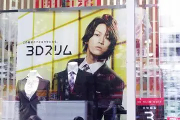 Idols advertise famous clothes brand AOKI