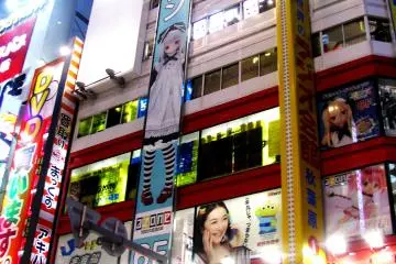 Many floors of buildings are shops