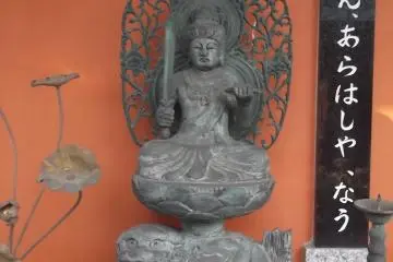 The background and lotus are finely crafted
